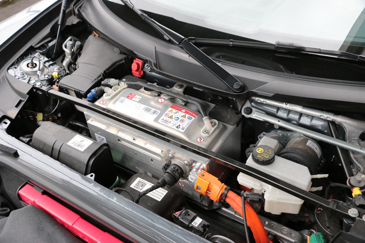  T-Hybrid 系統的電池安置在前軸上方。