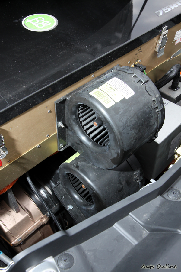 兩個鼓風機是用來散熱用的,光靠車頭撞風想必是不夠用。