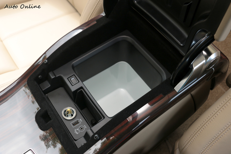 中央扶手內有保冷冰箱,前方則是USB、AUX-IN插孔。