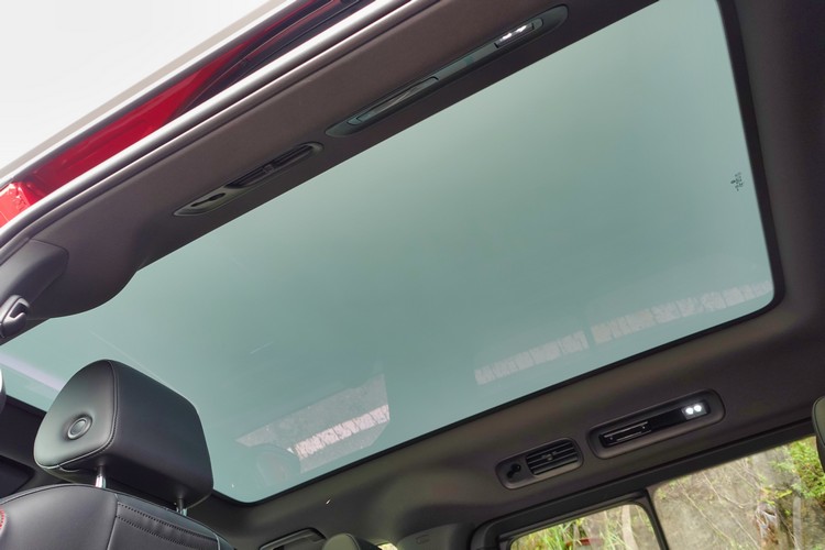 車頂標配Smart Glass智能可變色全景玻璃,可以隨時切換成透明或霧面。