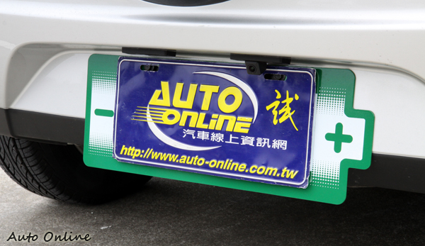 後車牌後方還有一個可愛的電池圖案車牌。