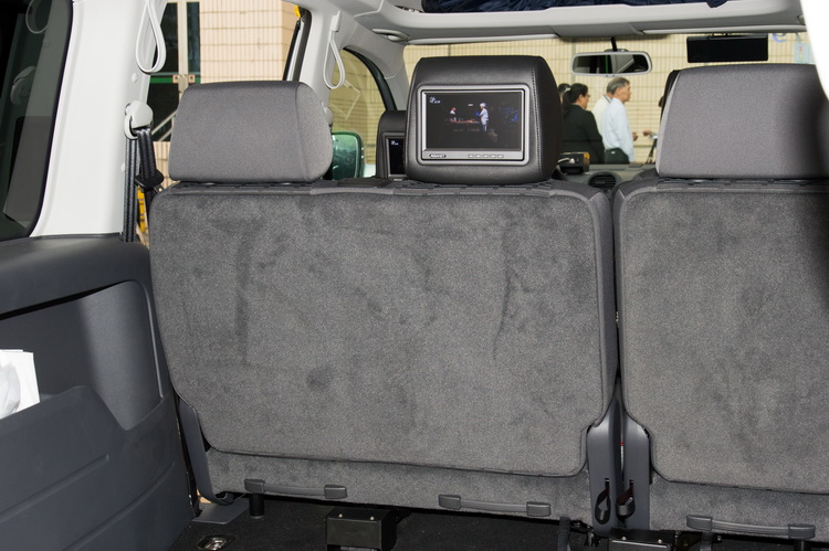 身障乘客在寬裕的乘坐空間內,前方頭枕內並有螢幕可觀賞影片