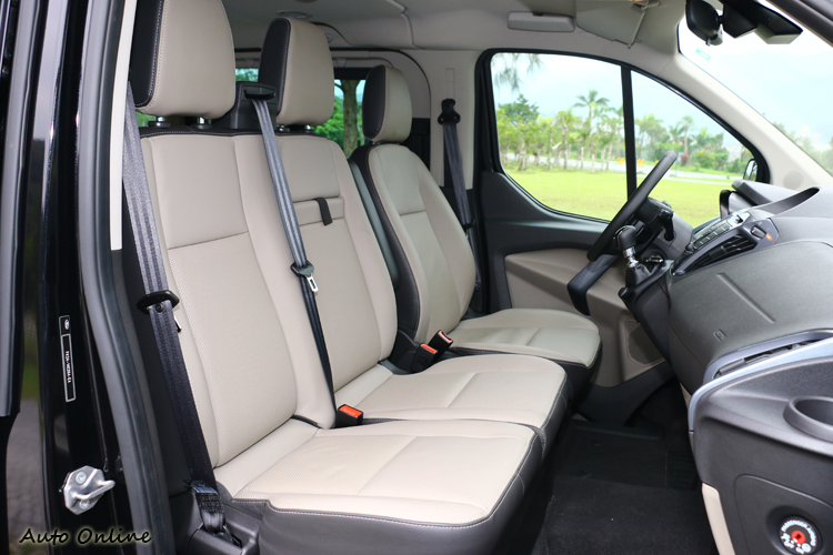 前排雖可以坐三個人但旅遊業者表示大多數乘客不大願意跟司機靠得太近,因此坐兩個人最剛好。