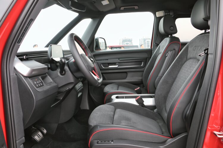 車室內裝鋪陳同樣朝運動化升級,座椅配置亦為GTX 專屬性能風格設計。