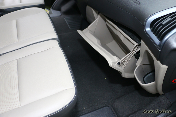 前排座椅手套箱開啟後會壓縮到乘客腿部空間,想拿東西還是等下車吧!