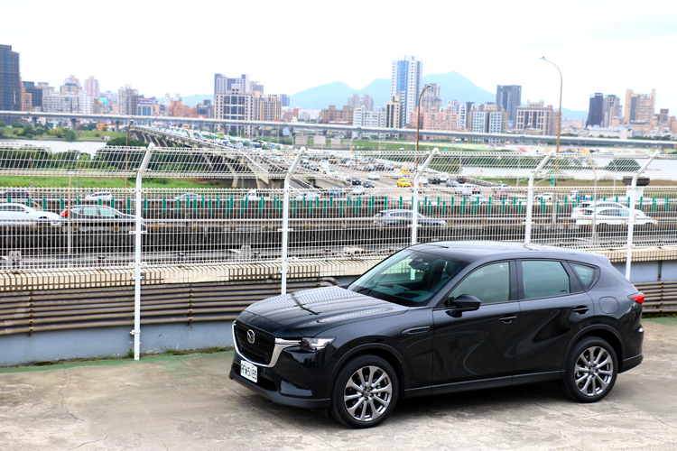 《MAZDA CX-60 之所以迷人，不是因為它配備齊全，也不是因為它開起來很好，而是因為它符合你對「更好的生活」的想像。》