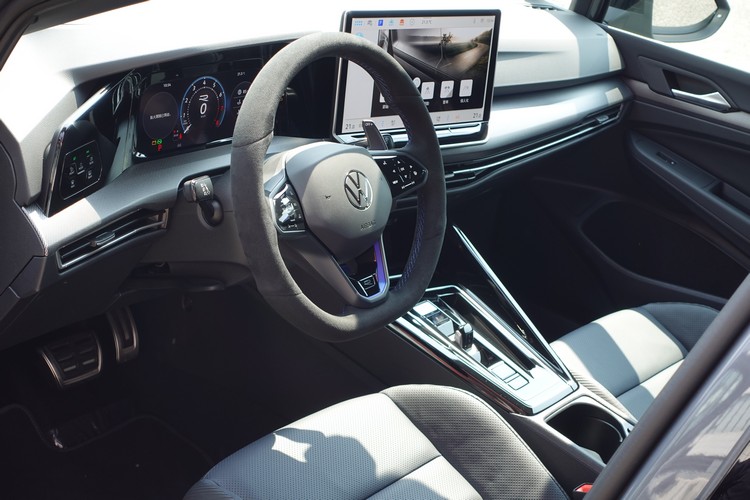 「Golf R 夜幕疾行版」標配跑車式類麂皮多功能方向盤,握感舒適且具備更大摩擦力。