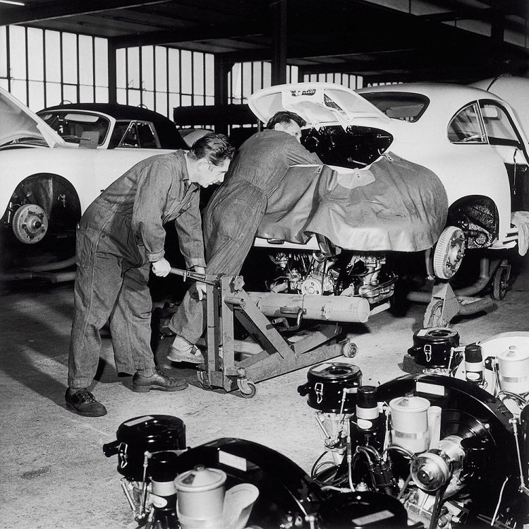 911的誕生地祖文豪森廠區，製造PORSCHE 356 B(1960年)的老照片。
