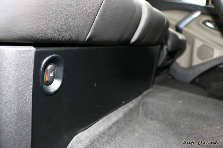 前排座椅都有加熱功能,在台灣應該只有跑武嶺的業者才有機會用到。