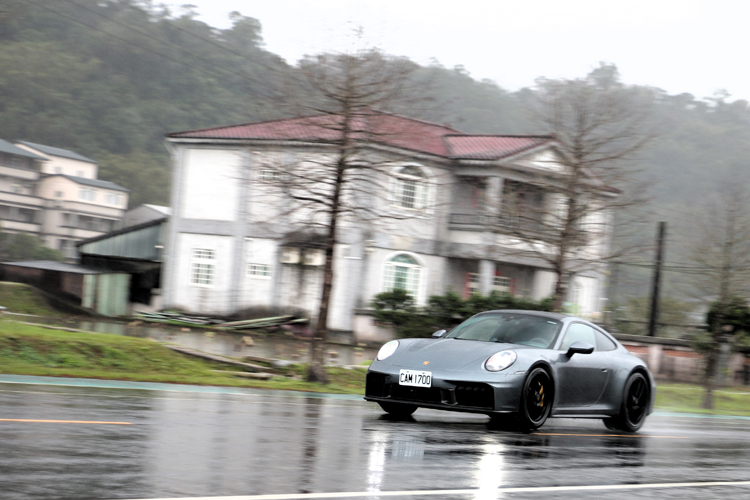 當你深踩油門，整合在 8 速 PDK 變速箱內的永磁同步馬達會第一時間介入，提供額外的扭力補償，那種被吸入座椅背後的力道，既深不可測又充滿韌性。