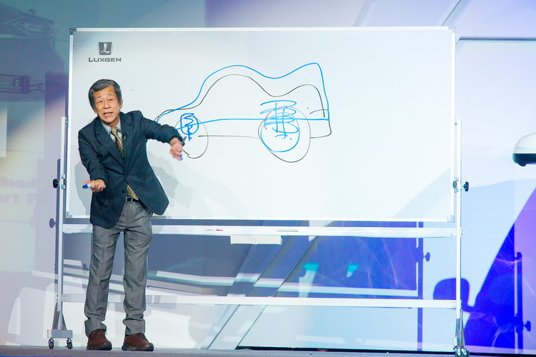 水野和敏向媒體解釋他對車子底盤懸吊設定的思考與看法