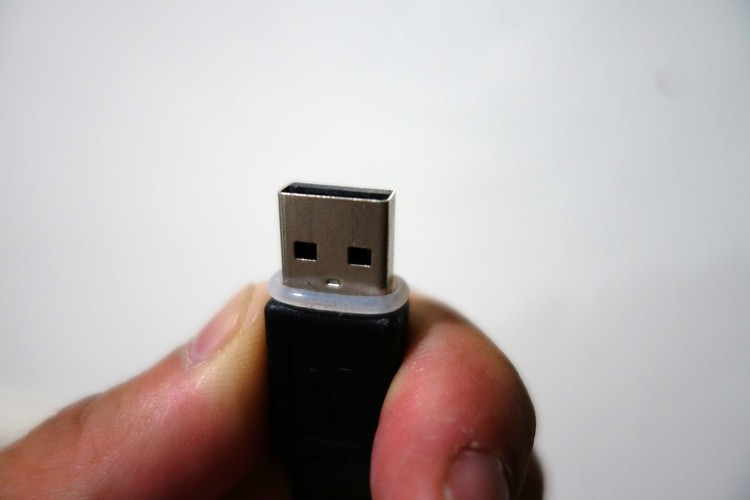 USB纜線的接頭配置了橡膠O形環用來防水，錐形插孔造型也有氣密的作用。