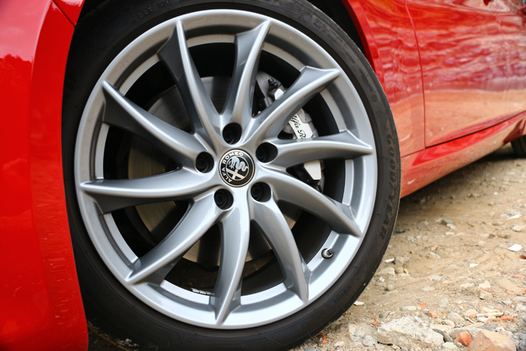 前後225/45/18輪胎規格尺寸，前面採用四活塞卡鉗，後方則是單向單活塞設定。