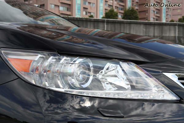 頭燈導入楔型LED日型燈設計,讓ES車系有了更耀眼的靈魂之窗。