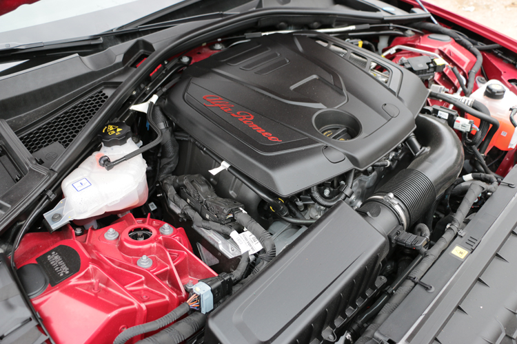 Giulia Sprint 採用的是 2.0 升直列四缸渦輪增壓汽油引擎，最大輸出約 280 匹馬力、40.8 公斤米扭力，數字本身或許不算誇張，搭配八速手自排變速系統。