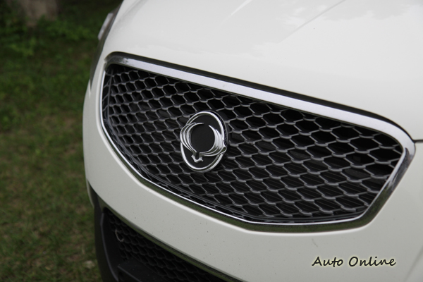 找來義大利名師Giorgetto Giugiaro操刀外觀設計,過去直瀑式水箱護罩變成六角形了。