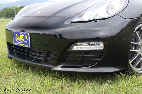 Panamera Sport外觀上加了許多運動化套件,前後保桿是一定要變的。