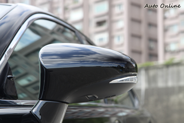 後照鏡的方向燈組比過去的小了許多,但造型更加流線。