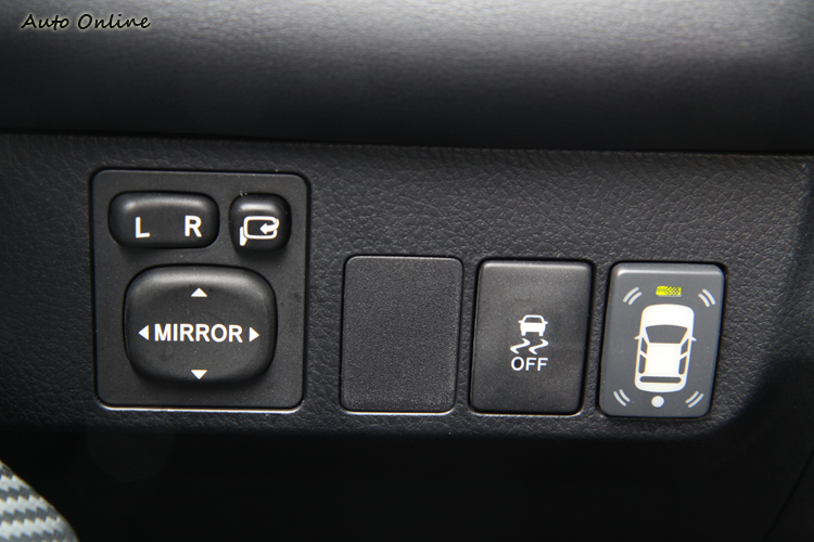 多數的控制鍵都是四方造型，無法和新潮內裝搭配。