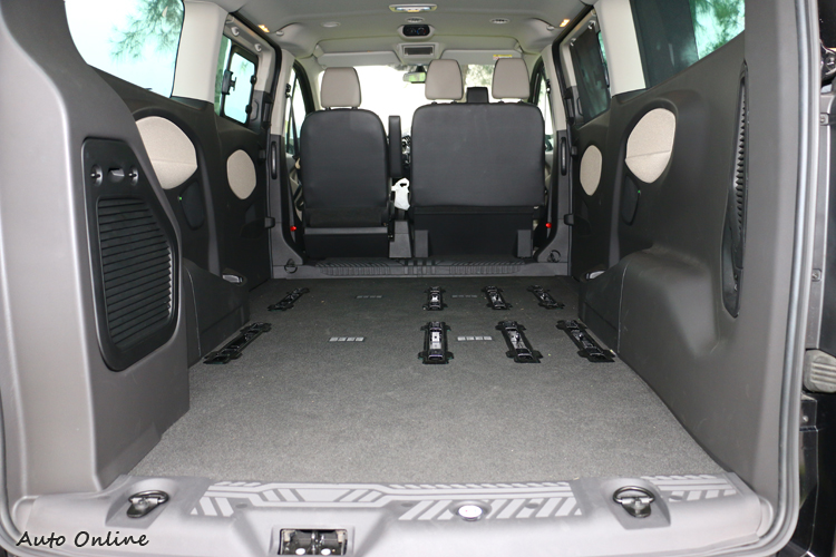 全部拆光後就可以當貨車使用,不過原廠並沒有附上滑軌蓋,裡面的黃油有可能沾到物品。