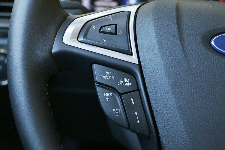 方向盤多功能控制鍵的造型與位置都與新世代Ford車款差異不小。