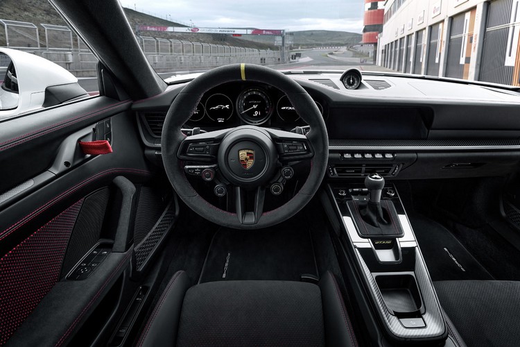全新 911 GT3 RS 的車艙保有經典的 RS 風格，以黑色真皮、Race-Tex 配碳纖編織飾板凸顯純粹的運動化氛圍。