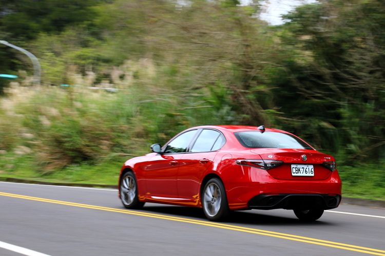 Giulia Sprint 並非一味追求硬派運動化，阻尼設定在日常道路上保有足夠的舒適性，對碎震的處理相當成熟。