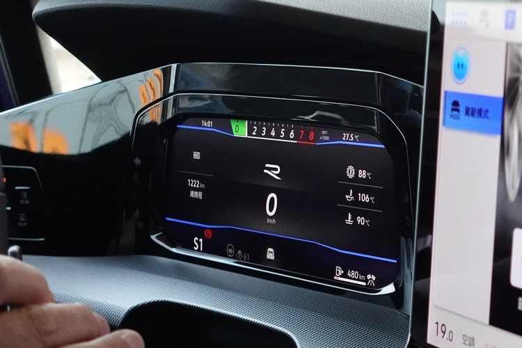 R車款更偏向競速的定位,配備專屬儀表顯示模式,只保留必要資訊。