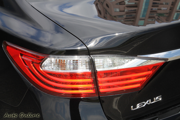 尾燈加入了L型元素,配合LED燈的崁入讓後車燈更加有形。