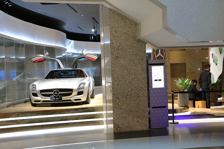 「Mercedes-Benz SPACE 品牌概念空間」已從11/18起於 BELLAVITA 寶麗廣場開幕，現場以精品陳設方式，搭配多媒體裝置，呈現多變展示情境，將分期展演Mercedes-MAYBACH、Mercedes-AMG、Mercedes-EQ等不同車款。