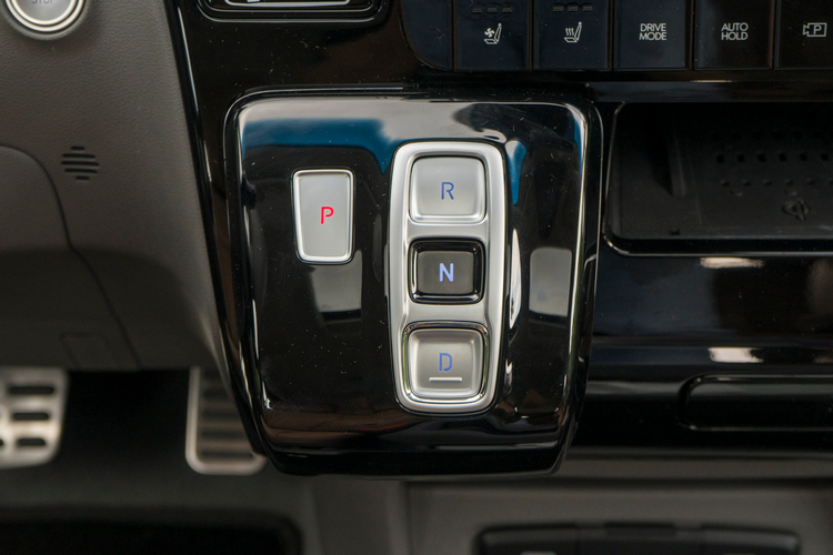 排檔比照品牌其他新車款採用按鍵式介面。