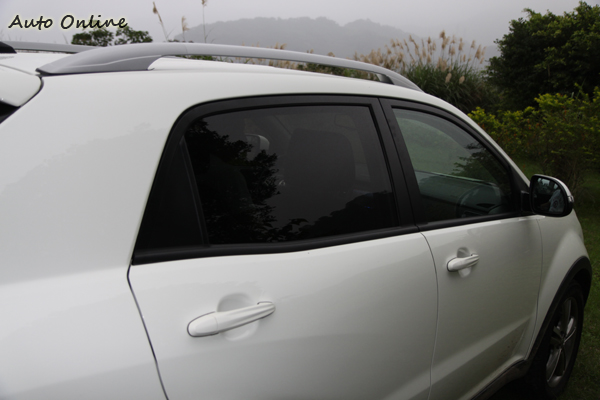 原廠於後座及配有深色玻璃,省了一筆貼隔熱紙的錢。