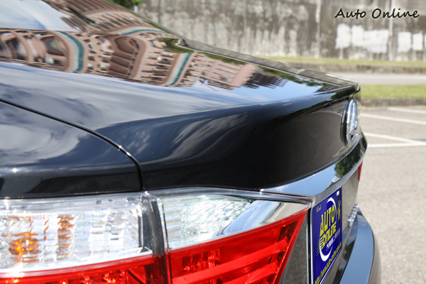 內斂的尾翼設計,讓霸氣十足的350也能有紳士的氣息。