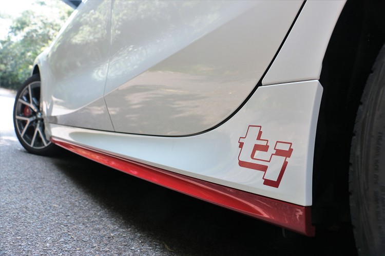 側裙用上專屬紅色烤漆，且在車身四周可看到ti專屬車身標誌以及車尾有128ti的銘牌。