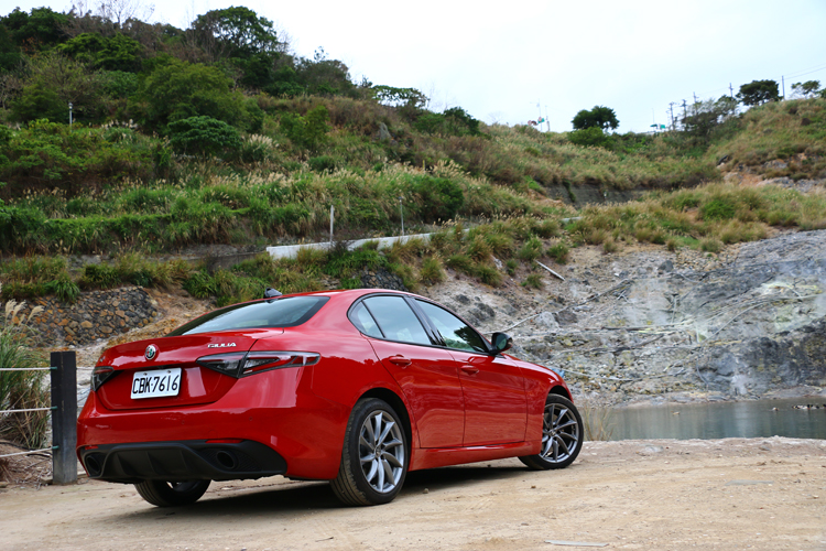 當你在某個清晨，選擇繞遠路回家，只為了多開一段彎道，那一刻你就會明白，Giulia Sprint 所帶來的價值。
