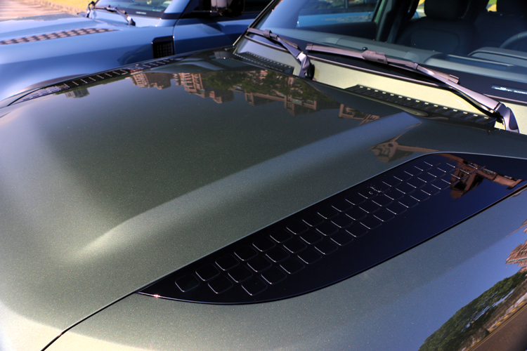 引擎蓋飾板與側邊進氣飾件換上新的紋理設計，使 Defender 的機械感更加鮮明。