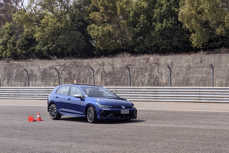 333ps強大的馬力,在繞錐過程中卻是相當好控制。