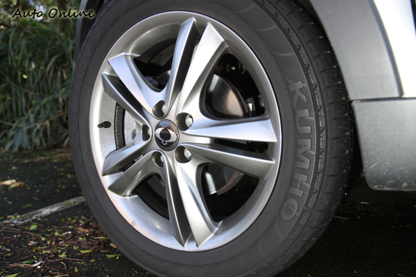 在四驅版本配置225/55 R18的輪胎,二驅版則為16吋。