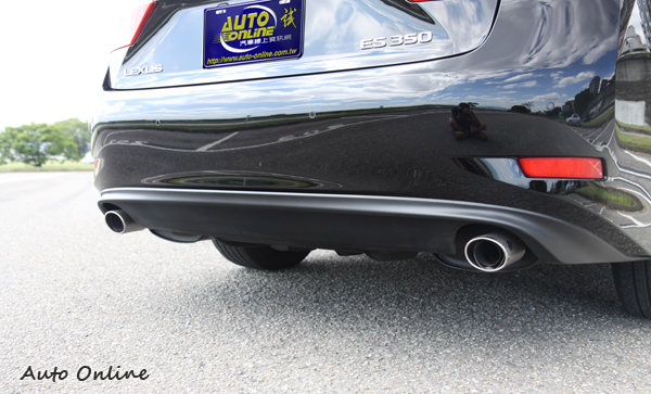 排氣管保留上一代的雙出設計,保桿下緣加入了導流鰭片。