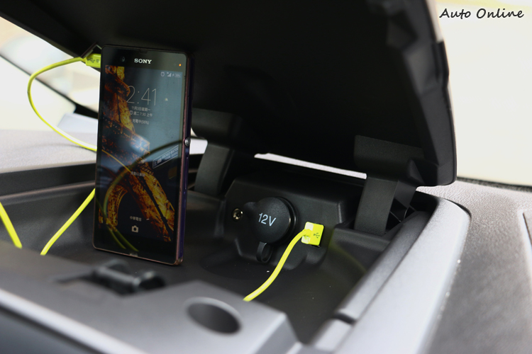 駕駛座儀表上方的收納盒內有USB接孔與電源供應,相當方便的設計。