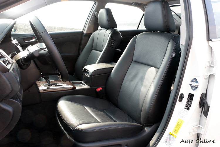 Camry Hybrid座椅舒適性無可挑剔，電動調整增加方便性。