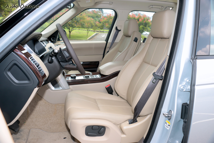 前座座椅電動調整,不過淺色皮革不易照顧。