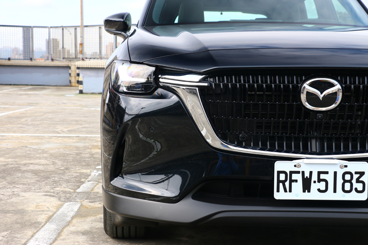 《ALH 進階型智慧頭燈（附行人標記功能）能協助辨識並用燈束照射可能與車發生碰撞的行人，減低發生事故機率。》