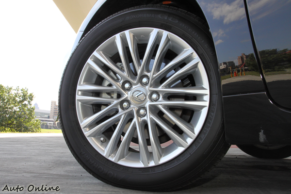 輪胎尺寸為215/55 R17並搭配ES 350專屬十幅雙肋式鋁圈。