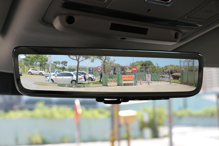 ClearSight電子車內後照鏡為標準配備，行李廂放再多東西也不會擋住視線。