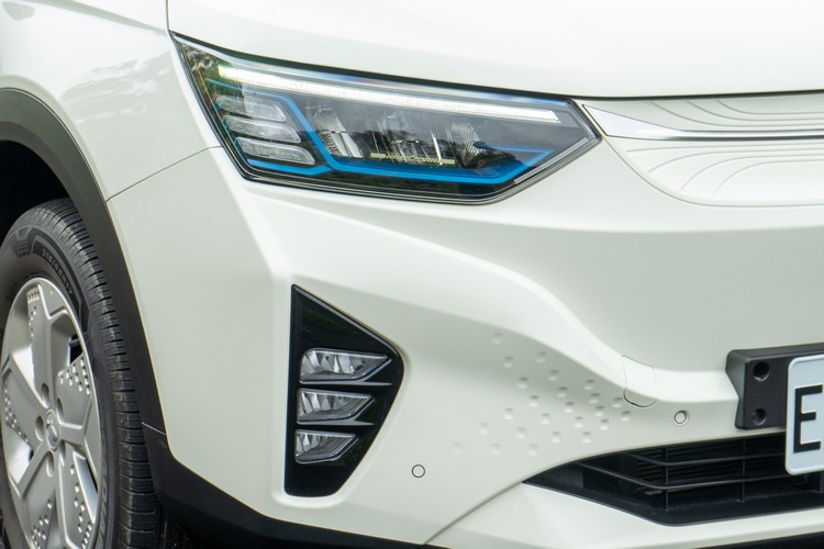 不管是鯊鰭造型LED頭(霧)燈組或盾麟前保桿都是以鯊魚為意象