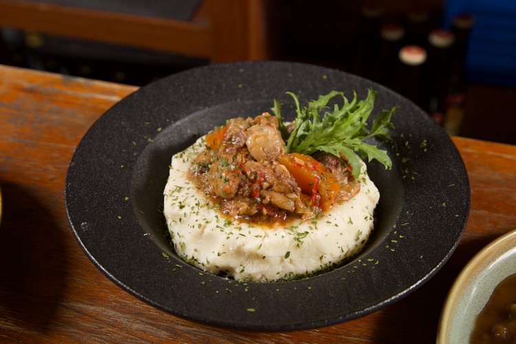 傳統荷蘭洋蔥燉牛肉佐薯泥