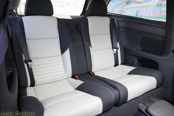 C30說是2+2有點太大,標準四座又嫌太小。由於車頂曲線所致,後座頭部壓迫感會比較重。