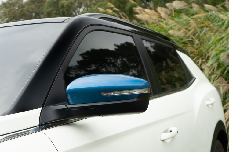 後視鏡外殼加入藍色塗裝