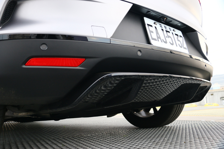 車尾下擾流板使用黑色鋼琴烤漆處理，能快速帶走車底亂流，提升高速時穩定性。